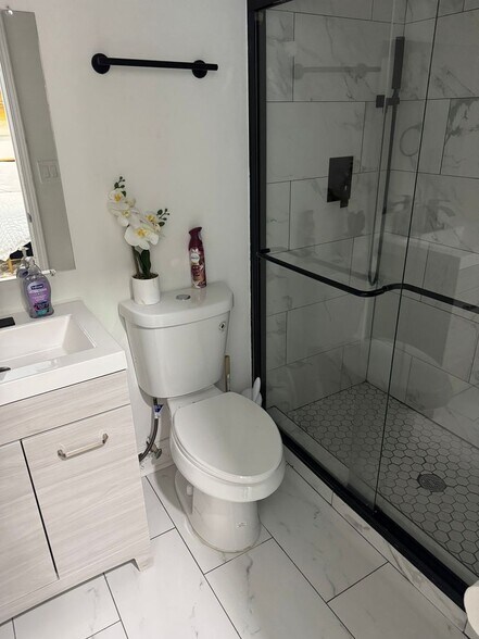 Building Photo - 3475 Meadowlane Pl SW