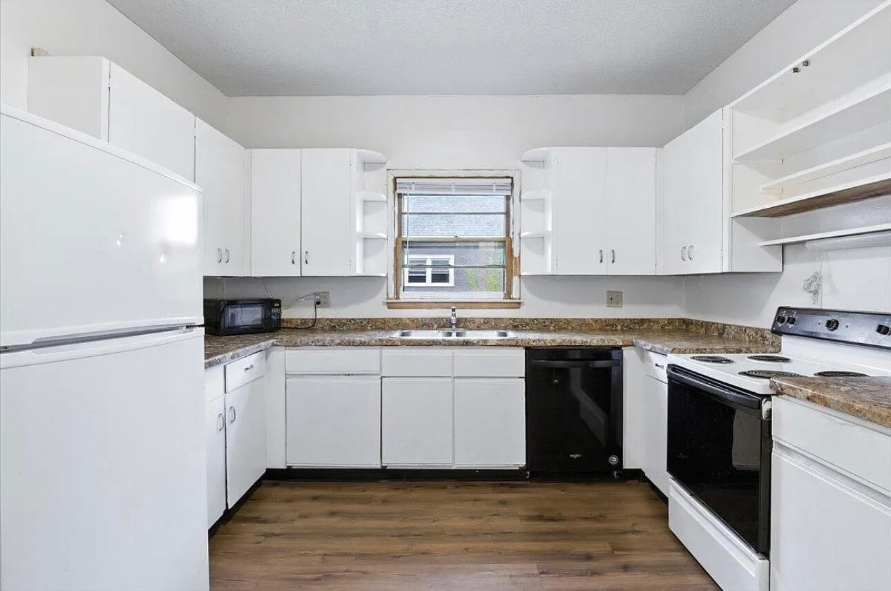 Building Photo - 612 7th Ave S