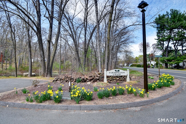 Building Photo - 32 Farmington Chase Crescent