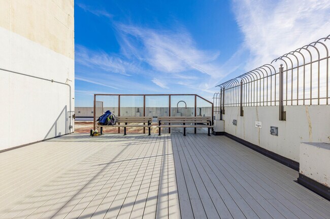 Building Photo - 5455 N Sheridan Rd