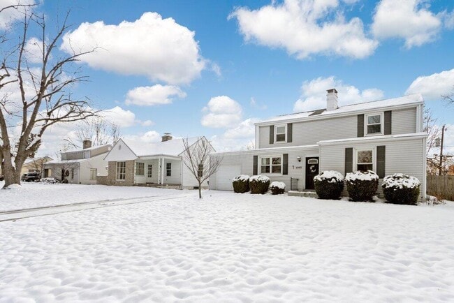 Building Photo - 2063 Inchcliff Rd