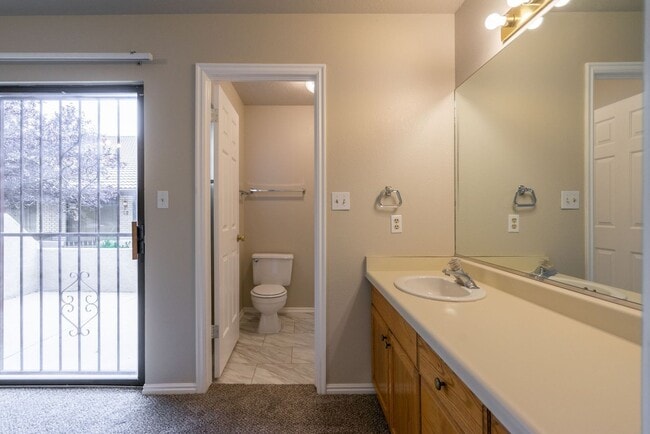 Building Photo - Spacious Updated Townhome in Downtown St. ...