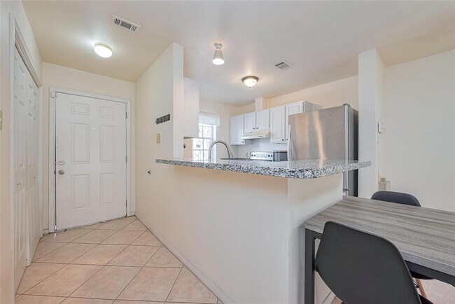 Building Photo - 2030 Plantation Dr