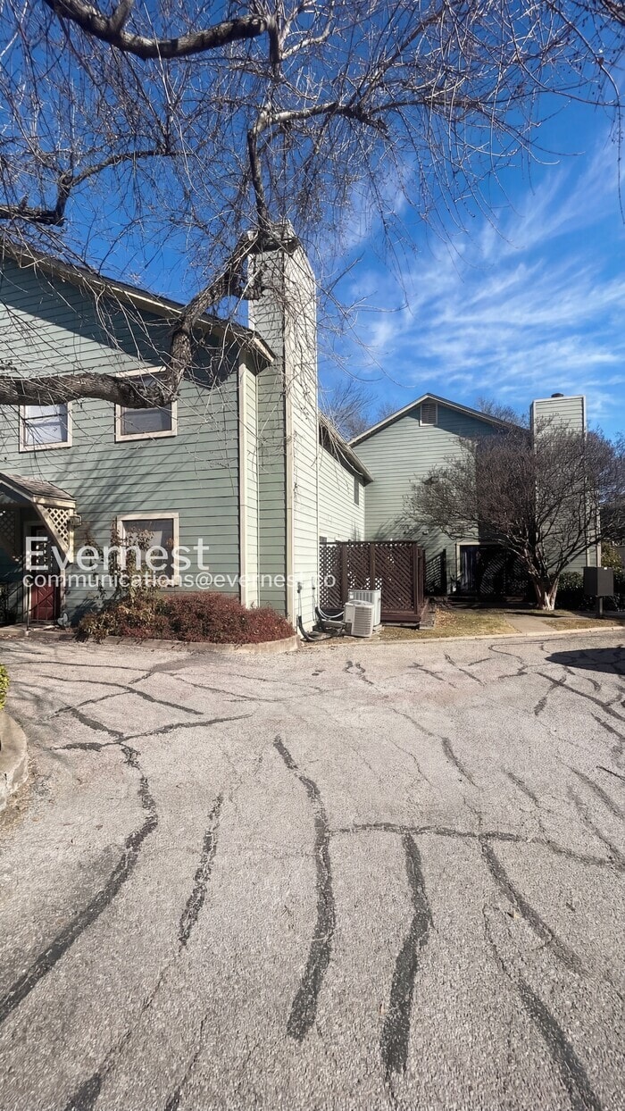 Building Photo - 900 Taulbee Ln