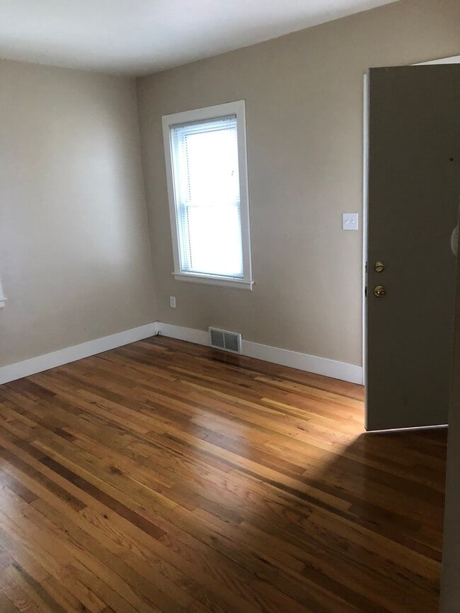 Building Photo - 204 1/2-204-1/2 Park Rd