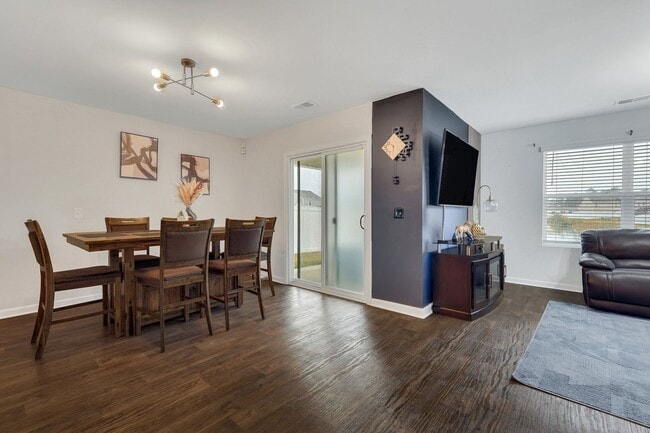 Building Photo - 4 Bed, 2 Bath Gem in Park West!