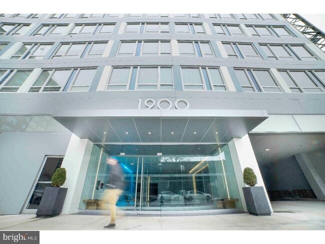 Building Photo - 2000-24-1924 Arch St