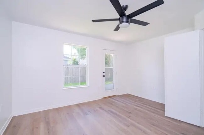 Building Photo - Stunning 3 Bedroom Home in Fort Walton Beach!