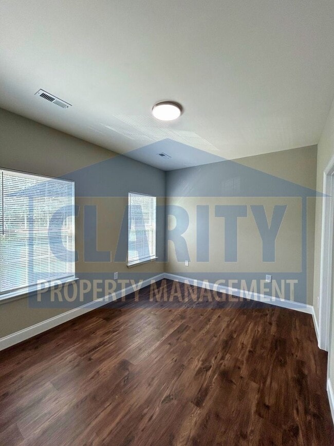 Building Photo - Two bedroom Townhome!