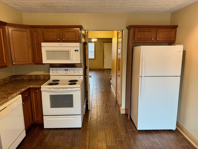 Building Photo - 1616 Spring Valley Dr