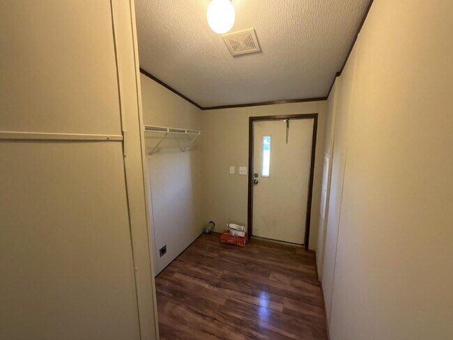 Building Photo - Charming 3-Bed, 2-Bath Retreat: Spacious 1216 Sq Ft Mobile Home in Peaceful Brazoria, TX!