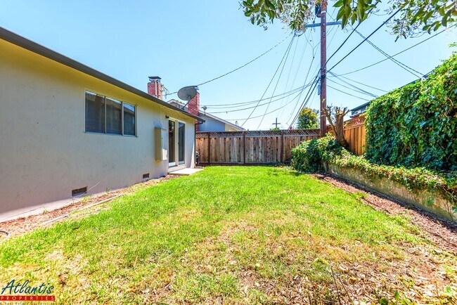 Building Photo - Lovely Cul-De-Sac Home | Private Yards