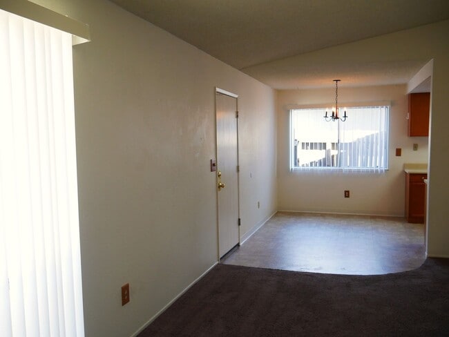 Building Photo - Cozy 2 Bed 2 Bath 950sq. ft. Duplex in Elk Grove