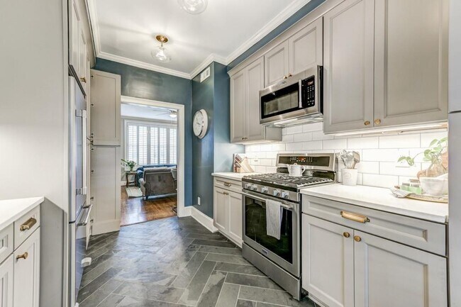 Building Photo - 28 Collier Rd NW