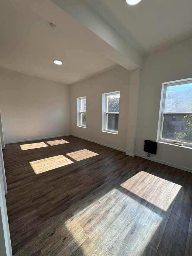 Primary Photo - 517 Communipaw Ave