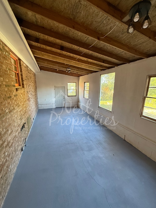 Building Photo - 3901 Pine Cone Dr