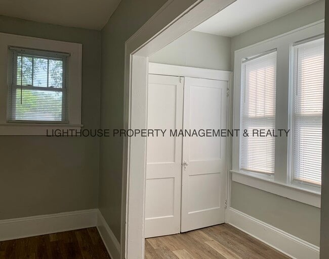 Building Photo - Spacious Upstairs Duplex With Private Entry