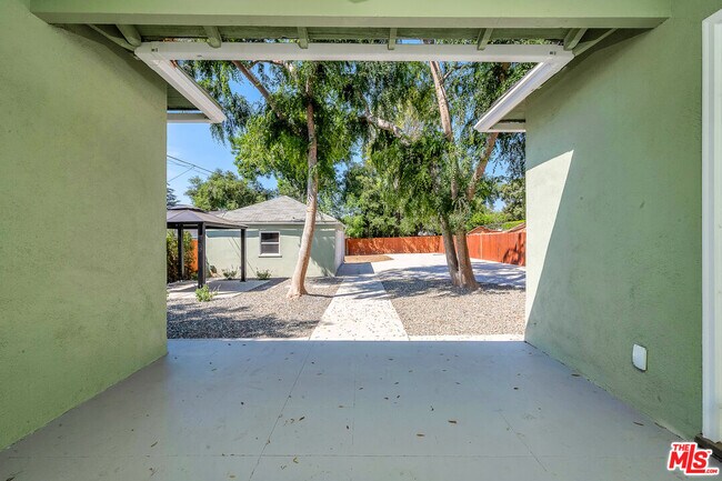 Building Photo - 1091 Palm Terrace