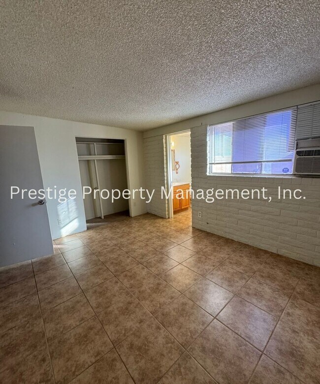 Building Photo - Check Out This 3/2 South-East Side Charmer!