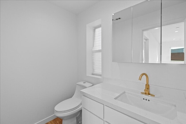 Building Photo - Modern Three Story Apartment!