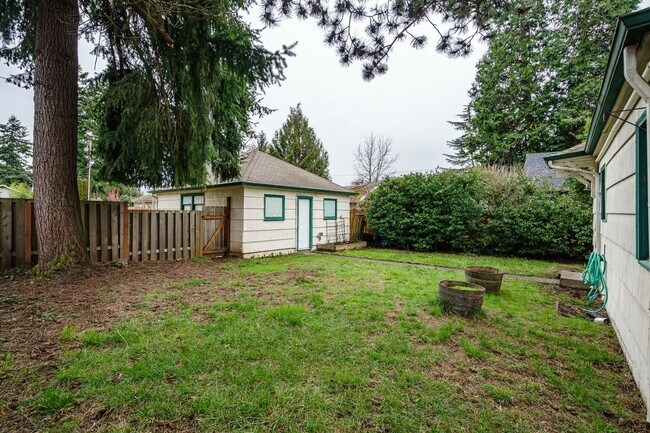 Building Photo - 1 Bedroom 1 Bath with Detached Garage