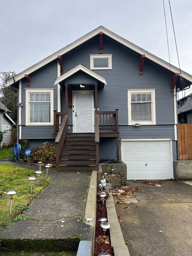 Building Photo - Excellent Location, Large Four Bedroom Bre...