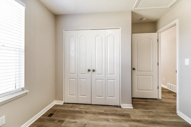 Building Photo - 2114 Juniper Dr