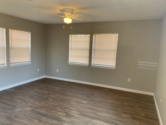 Building Photo - Very Nice 2 Bed 1 Bath Home In Great Locat...