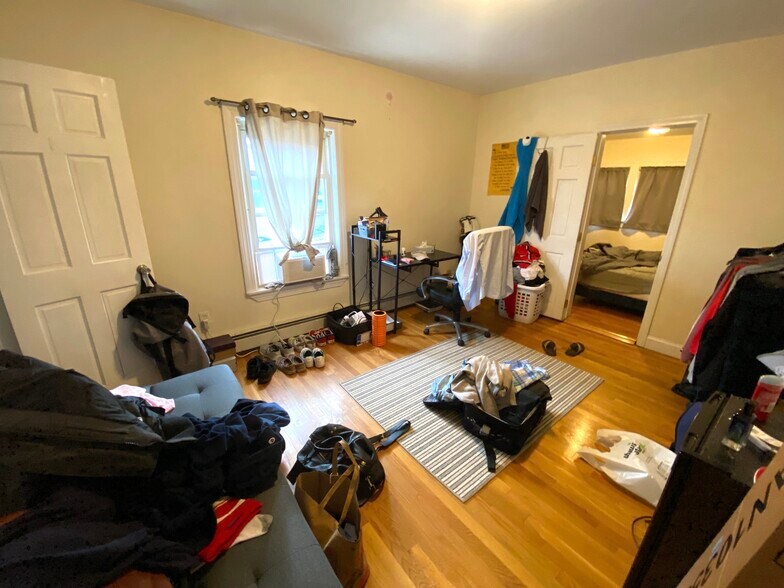 Building Photo - 72 Ashford St