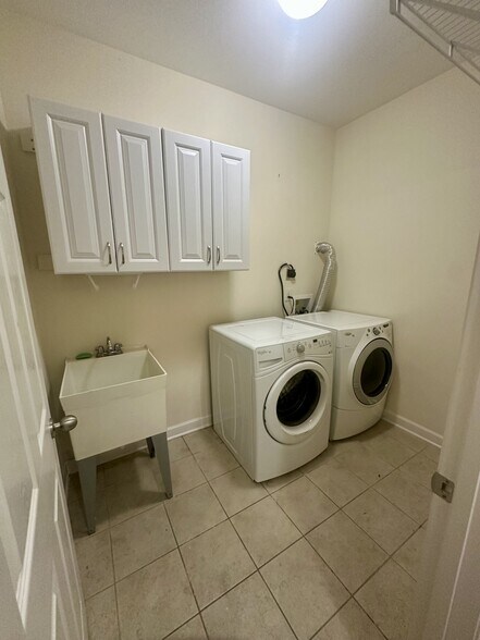 Building Photo - 402 Valley Spring Dr