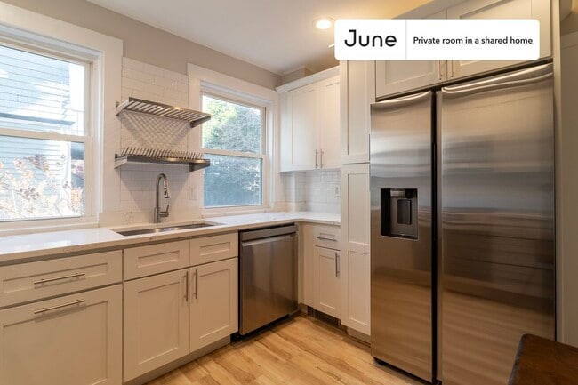 Building Photo - Room in Shared 5 bed/2 bath home in Brookline