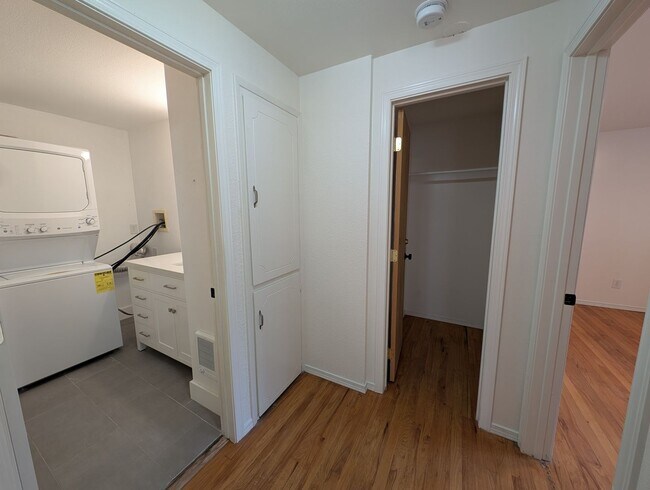 Building Photo - Federal Way One Bedroom Available Now! ALL...