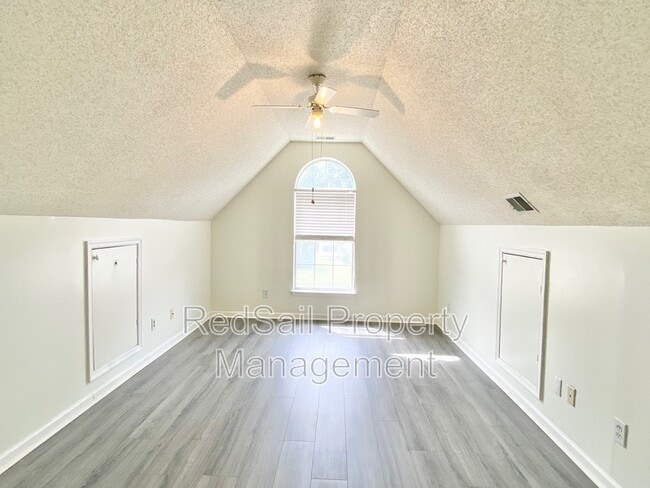 Building Photo - 889 Holbrook Dr