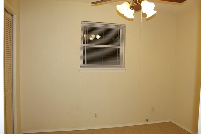 Building Photo - 3 BEDROOM DUPLEX, BISD