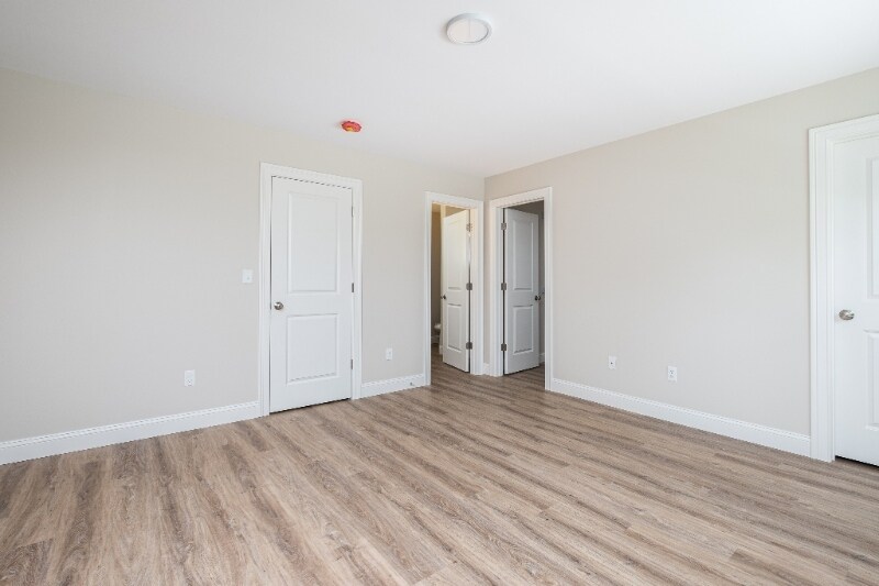 Building Photo - 8 Edgewater Cir