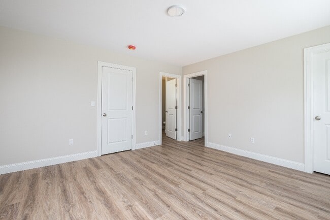 Building Photo - 8 Edgewater Cir