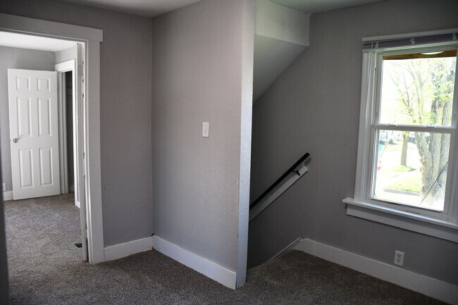 Building Photo - NEW LISTING!! 3 Bedroom House