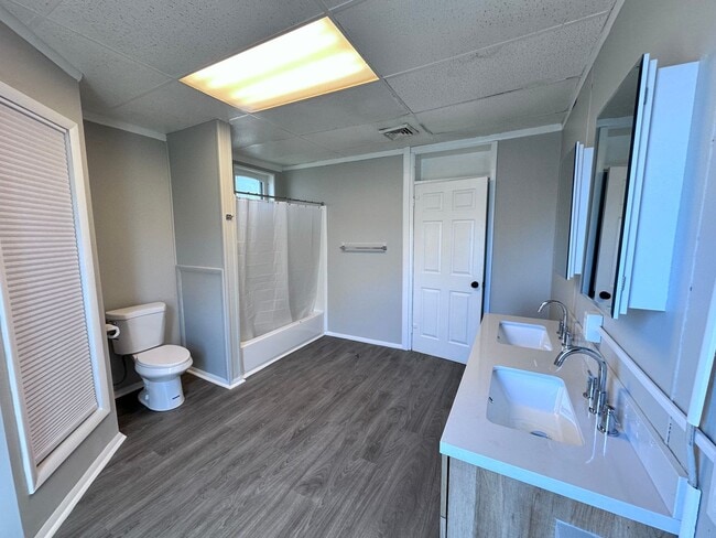 Building Photo - 2 W Stiegel Street