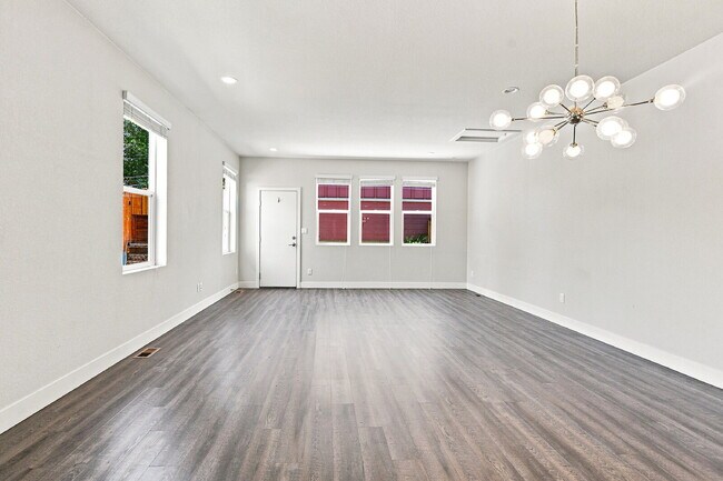 Building Photo - $3,740.95 - 4 bed, 3.5 bath Updated Townhome in Englewood!