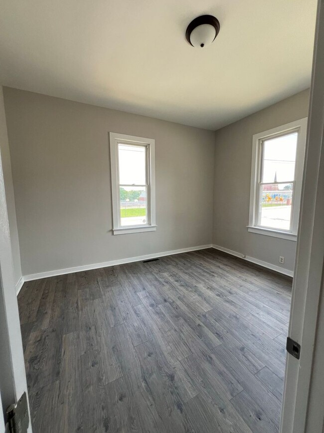 Building Photo - Newly Remodeled 2 Bed 1 Bath Home in Downt...