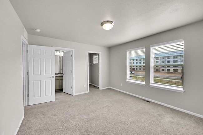 Building Photo - $2,295.00, 2 bed, 2.5 bath located in Denver