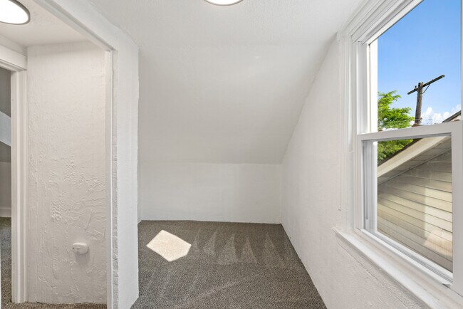 Building Photo - 1313 Lowrie St