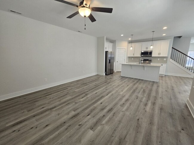 Building Photo - End Unit 3/3.5 Townhome w/ Community Pool!
