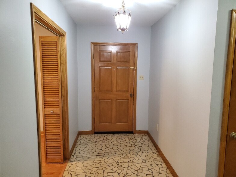 Building Photo - 302 Robbie St