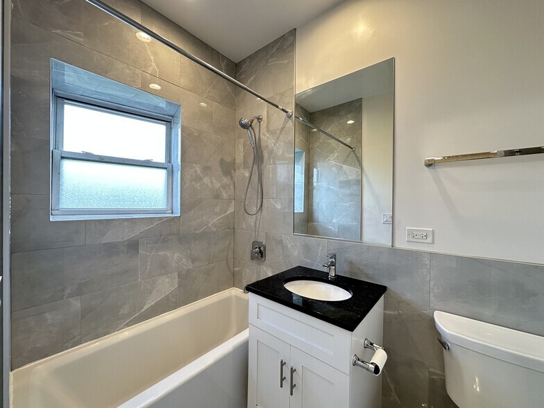 Building Photo - 1159 W Lunt Ave