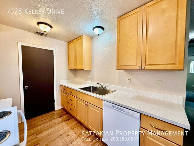 Building Photo - 2 bedroom unit with updated kitchen, insid...