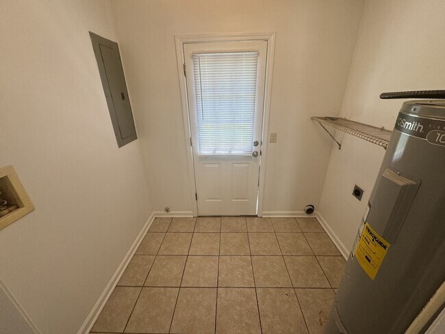 Building Photo - 107 Pickle St