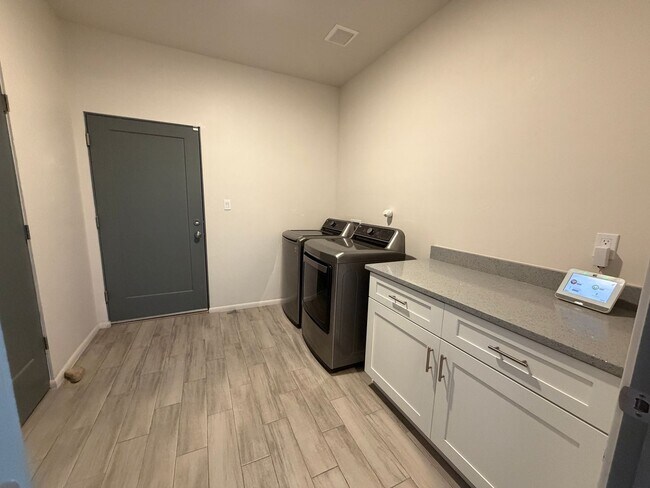 Building Photo - 14 Plano Arbolito