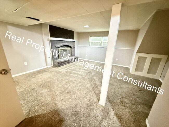Building Photo - 3 Bedroom Split-Level Home in Sought-After...