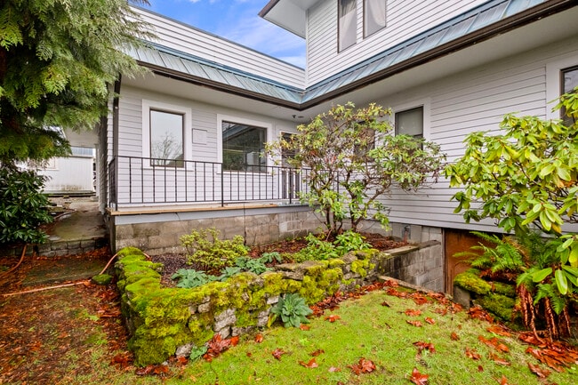 Building Photo - 414 E 32nd St